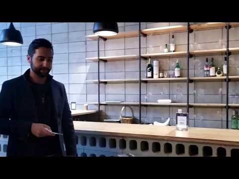 自撮りドローン「AirSelfie」実演 - ケータイ Watch