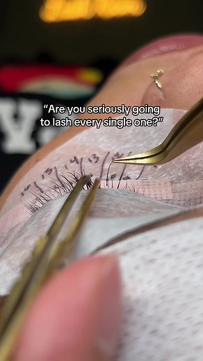 Why do I live by 100% coverage? Most people naturally shed about 5–20 lashes a week (and 20 is rare). So if I’ve covered 100% of your lashes, you’ll still come back with at least 50%, often 65–80% still intact at your fill. ✨That means: ✅ No balding a week in ✅ Fills are quick & easy ✅ You’ll look good all the way to your next appointment Pro tip: Want the absolute best retention? Wash and brush your lashes twice a day with lash shampoo your fave spoolie. Your lashes will thank you 🫶🏽 #sheilly