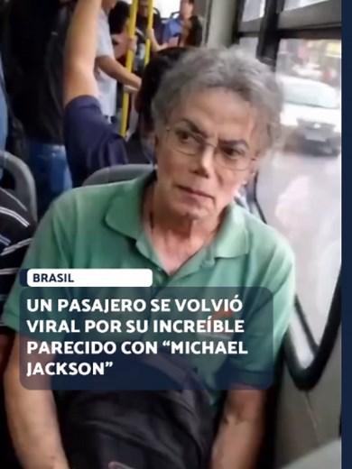 Un hombre con un impactante parecido a Michael Jackson fue captado viajando en un autobús en Brasil y el video rápidamente se volvió viral en redes sociales. Su apariencia y estilo desataron todo tipo de teorías entre los fans del “Rey del Pop”, dejando a miles de usuarios sorprendidos por el misterioso parecido. #ATBMedia #MichaelJackson #Brasil #reydelpop👑