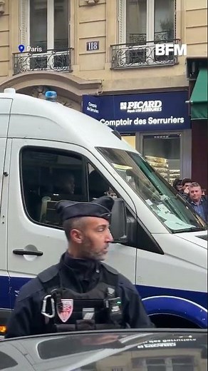 Deux Femen arrêtées lors de l'arrivée de Nicolas Sarkozy pour sa séance de dédicaces