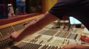 Music Industry Large Recording Studio Mixing: Video có sẵn (100% miễn phí bản quyền) 16572289 | Shutterstock