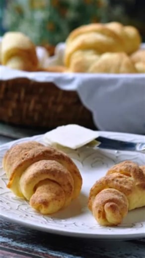 Homemade gluten-free crescent rolls … one of the most popular rolls recipes on my site. Just in time for your 🦃 Thanksgiving menu prep! What kind of rolls do you have on your Turkey Day table? 🥐Clickable recipe in my profile @gfjules https://gfjules.com/recipes/gluten-free-crescent-rolls/ #glutenfreebread #glutenfreerecipes #glutenfreecrescentrolls #glutenfreethanksgiving #gfjules #glutenfreebaking #feedfeedglutenfree #easyglutenfree #glutenfreeeats #whatceliacseat #glutenfreedairyfree #f52gra