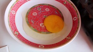 Kamphaeng Phet province-based egg seller Chontee Taphao, 35, says he has to throw away dozens of eggs affected by high summer temperatures that reaches 40 degrees Celsius. Chontee said many egg yolks bursted inside the shell due to the heat so one cannot make fried egg out of them even though it's still not rotten. He decides to dispose two weeks of egg stock as a result instead of giving it away because of his concerns that people may mistaken it as rotten eggs. The seller insists these eggs ca