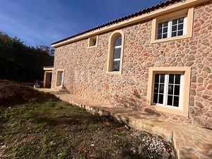 KRK, RISIKA- KAMENE KUĆE SA BAZENIMA Lokacija: Vrbnik, Hrvatska...