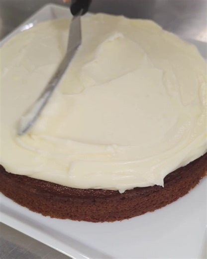 Show chef Martha's made a lovely warming Waitrose & Partners sticky gingerbread cake with ginger frosting on the Graham Norton Radio Show 🫚 Find out how to make your own version on our recipe hub 👩‍🍳 waitrose.com/showchef #GrahamNortonRadioShow #gingerbread #recipes #VirginRadioUK | Virgin Radio UK