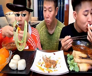 23K views · 415 reactions | For him, chatting is more important than eating, so there is no need to leave it for him #eating show #eating challenge #husband and wife eating food #eating #mukbang. | Yasmina ❶ | Facebook