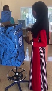 KassaTv: Innovation Soars, Young Gambian Engineers Unveil Smart Dustbin Revolution In a groundbreaking stride towards technological advancement, a group of young engineers from Gambia has unveiled their latest creation – a cutting-edge Smart Dustbin. Pioneering innovation with a fusion of user-friendly features, the smart dustbin is set to transform waste management in the region. Designed with simplicity in mind, the smart dustbin boasts a user-friendly interface, making waste disposal a seamle