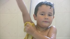 Petit garçon sous douche : vidéo de stock (100 % libre de droit) 2714594 | Shutterstock