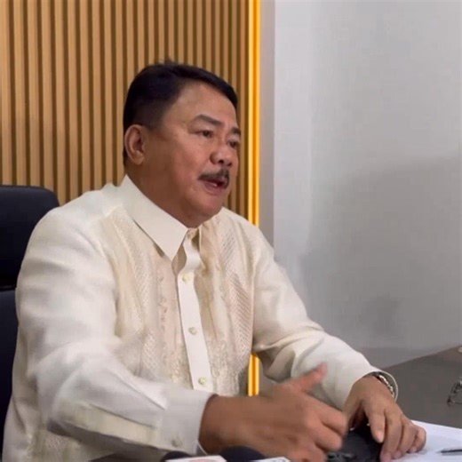 NAG-SORRY Nilinaw ni AGAP Rep. Nicanor Briones na hindi siya tumataya sa e-sabong. 'Yan ay matapos siyang makuhanang nanonood ng traditional sabong habang nasa sesyon ng Kamara. Pinadalhan umano siya ng video message kaya tiningnan niya lang ito. Depensa pa niya, kailanman ay hindi siya makikita sa sabungan. Hindi rin umano siya marunong sa online money transfer. "Para bang pinalalabas nila na wala akong ginagawa... ang haba ng botohan, may nag-message lang sa'kin," dagdag ng kongresista. "Nahih