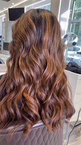 Color XG® розширює свою палітру новою сім’єю Gold Brown. Три збалансовані відтінки створюють м’які золотисті теплі тони без латуні. Від теплої карамелі до золотистого горіха – отримуйте прекрасні вишукані золотисті пасма, пом’якшені ніжним коричневим відтінком. Гамма кольорів «Gold Brown» включає віддінки від коричневого до бежевого з переважаючою золотистою і додатковою коричневою тональністю. Ця комбінація в результаті забезпечує теплі та золотисті віддінки. 6GB забезпечує насичений, сонячний,