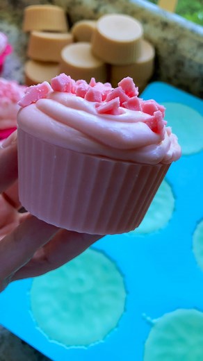 These strawberry crunch wax melt cupcakes smelled so good 😍🧁🍓#behindthescenes #artproject #strawberrycrunch | The Starlit Corner