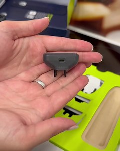 Philips OneBlade Pro Face Body 🌟 Podrezuje, oblikuje i brije dlačice bilo koje dužine ✂️🪒 Karakteristike: Revolucionarna tehnologija dotjerivanja dlačica 🧬 Dvostruki zaštitni sustav: Premaz za bolje klizenje zaobljeni vrhovi 🛡️✨ Brzi rezač: 12,000 pomaka u minuti ⚡ Inovativne 360 oštrice: Kreću se u svim smjerovima ↔️ Prilagođavaju se konturama lica 📏 Održavaju ugodan dodir s kožom 😊 Podrezivanje i brijanje: Jednostavno i učinkovito, čak i na teško dostupnim područjima 🧔 Manje poteza, već