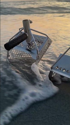 Real Beach Hunters Use This Scoop ⚒️ CKG #ckg #metaldetecting #helpmemakethismakesense
