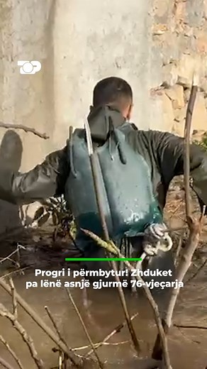 Një grua e moshuar ka humbur kontaktet me familjen e saj në fshatin Progër, të Devollit. Ajo është 76-vjeçarja, Flora Hoxha, e cila vuan nga probleme të shëndetit mendor. Forcat e policisë dhe të ushtrisë kanë nisur kërkimet për gjetjen e saj, ndërsa autoritetet u bëjnë thirrje banorëve të zonës për çdo informacion që mund të ndihmojë në lokalizimin e gruas. Fshati Progër është pothuajse i gjithi nën ujë si pasojë e përmbytjeve që kanë prekur juglindjen. Frika e autoriteteve është se mos gruaja