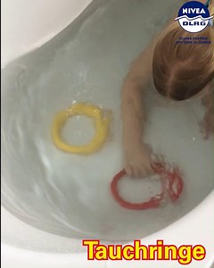 Mit unseren Tipps zur #Wassergewöhnung zu Hause bringt ihr euren Kids selbst spielerisch das nasse Element näher. Das ist ganz einfach und geht sogar in der Badewanne. Gemeinsam mit NIVEA machen wir euch fit für das #Seepferdchen-Abzeichen, dem ersten Schritt auf dem Weg zum sicheren Schwimmer. Heute geht's ums Tauchen! Im Wasser die Augen zu öffnen ist eine wichtige Grundfertigkeit beim Schwimmen, um sich später unter Wasser orientieren zu können. Ihr könnt eure Kinder bei dieser Übung nach Tau