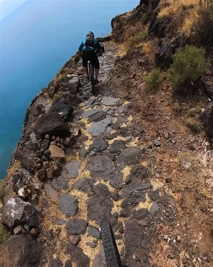33K views · 198 reactions | 集中力マックス  テネリフェ島の山道をFran PérezがMTBでダウンヒル。 この作品でGoProアワード$1,000を受賞。 お気に入りの作品を応募しよう！ GoPro.com/Awards | GoPro | Facebook