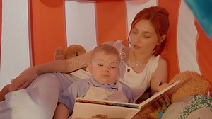 Eine Fesselnde Vorlesezeit Zwischen Mutter Und Sohn in Einem Gemütlichen Zelt Stock Footage - Video von freundschaft, umgebung: 422775200