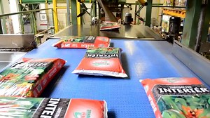 Kvalitní substrát je jedním ze základů úspěchů každého pěstitele. Podívejte se, jak se vyrábí prémiová řada substrátů, která je vyrobena přímo pro naše zahradnictví. | Zahradnictví Chládek