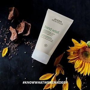 Eru hendurnar þurrar? Hand Relief handáburðurinn er mest selda húðvaran okkar. Mildur rakagjafi sem kemur jafnvel þurrustu húð í jafnvægi. Einn af helstu aðdáendum hans hér á landin er gullsmiður á áttræðisaldri sem notar hann daglega. Sólblóm, Meadowfoam og andiroba olía næra og mýkja húðina. | Aveda Ísland