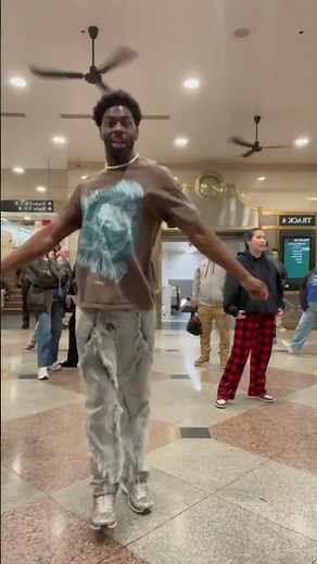 Am I tripping or ? 😭