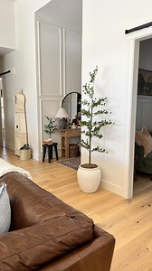 Happy Monday friends. I’m sharing this beautiful 6ft black olive tree @lyersetree , the trunk is natural looking and realistic leaves! I LOVE it ❤️ comes in larger sizes! Links available in stories and LTK😘 #springdecorating #homedecorations #lyersetree | Home styling