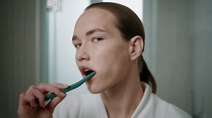 Femme en gros plan utilisant une : vidéo de stock (100 % libre de droit) 3539773081 | Shutterstock