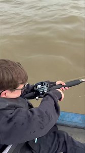 🎬Part 1:🎬 Can Joseph reel in this fat girl (iykyk) and give her a kiss…🎣 OR Will she swim off?! 🐟 Stay tuned to find out — the splash zone is real! #fishing #fishingtrip #fishinglifestyles #guide #lake #kids #kidsfishing #monster #kisskiss Woody's Bait & Tackle II MulTbar Rod Rack Meat Hunter Rods Bill's Marine Skiatook | Reel Good Time Guide Service