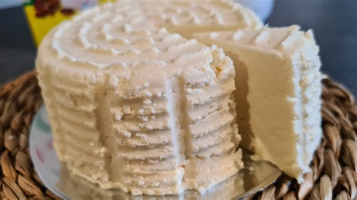Faites vous-même votre fromage maison avec seulement 2 ingrédients ! C'est une recette très facile de fromage blanc frais sans fromagère et au goût délicieux ! Vous pouvez le faire nature ou l’aromatiser aux herbes selon vos envies ! | La cuisine de Hayat