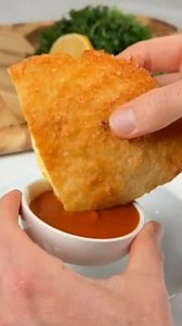 Crispy Chicken Breast Calzone Recipe (Low Carb – High Protein – Easy – Air Fryer) A quick, healthy, high-protein calzone made with crispy chicken breast, a low-carb tortilla, and melty cheese — all done in the air fryer! 📝 Ingredients (1–2 Servings) For the Calzone: 1 large chicken breast 1 tsp paprika 1 tsp garlic powder 1/2 tsp onion powder Salt & black pepper to taste 1 tsp olive oil (optional) 1 low-carb tortilla (large) 2–3 tbsp low-sugar marinara sauce 1/3 cup low-fat mozzarella cheese 1