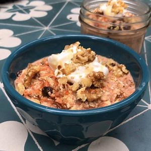 Give these “carrot cake” over night oats a try 😍👌🏽 Legit taste like carrot cake 🍰 #Win #Leanin15 #Postworkout #Refuel Oats Carrots Raisins Walnuts Almond milk Cinnamon All spice Vanilla extract Honey Greek yogurt | The Body Coach
