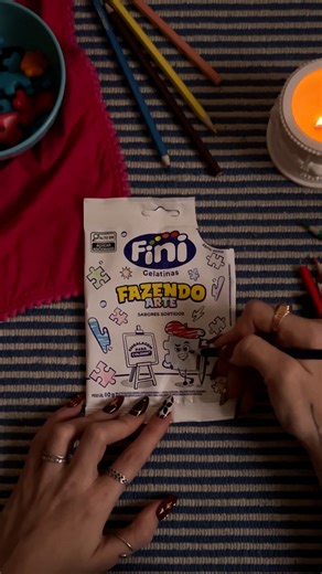 4K views · 21 reactions | A tranquilidade de quem ama colorir e pode fazer isso enquanto saboreia a minha novidade. 朗‍ Aa balas Fazendo Arte têm formato de quebra-cabeça, sabores de morango, tutti-frutti, uva e frutas silvestres, e uma embalagem especial para colorir. Demais, né?  #IssoÉFini #AmoFini #FazendoArte | Fini Brasil | Facebook