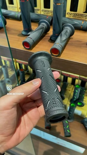 @progrip Made in Italy 717 GP Duo Density Race Grips Black Grey Length: 122mm Available in - Black Red - Black Orange - Black Green - Black Blue - Black Yellow - Black Grey - Black Titanium Feature: Proprietary GONT compound in 2 densities, hard inner gel to minimize grip movement and soft outer layer to provide maximum comfort and vibration absorption. ProGrip patented GP racing compound Pro-Grip hails from the Plastiche Cassano company, a trusted name in plastic and rubber products since 1925.