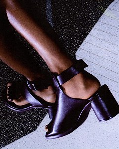 Szandáljaink jellegzetes körvonala tökéletesen illeszkedik Natacha Ramsay-Levi művészi víziójához, így megalkotva a kedvenc nyári modelljeidet. A híres fényképész, Thibaut Grevet Párizsban készült fotóin Natacha Ramsay-Levi új, merész modelljei tökéletes összhangban vannak a lenyűgöző szögekkel. A NATACHA RAMSAY-LEVI X ECCO kollekció új szandáljai már kaphatók. Tervező: Natacha Ramsay-Levi Fotó: Thibaut Grevet Stylist: Camille Bidault-Waddington Mozgásrendező: Breckyn Dávila Drescher Castingigaz