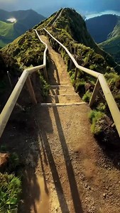 ✨ Evropa má svou Havaj – Azory! 🌋🌊 Kráterová jezera, lávové bazény, velryby a jídlo, na které nezapomeneš 🐳🥂 ✈️ Přímý let z Prahy se Smartwings, zpáteční letenky už od 5 000 Kč. 📌 Kam by ses podíval/a jako první – na sopky nebo za velrybami? 🤔 #azory #cestovani #raj #dovolena | Expedice Planeta