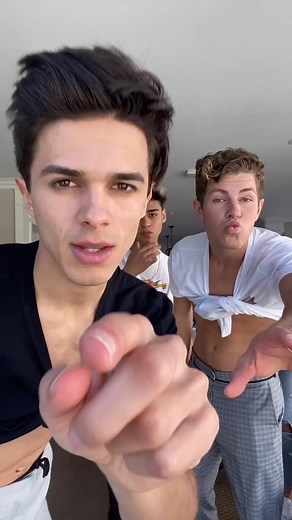 How girls dance on tik tok😂😂 @benazelart @lexibrookerivera @andrew.davila @lexihensler