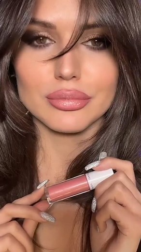 💋💄 Lip Hack Alert! 💄💋 👄 Want poutier lips? Here's the secret, watch the video by @maquiagemofc123 👀✨: Pro tip: 🔑 Exfoliate gently, then apply a touch of lip balm for a smooth canvas. 💋 💋 Enhance your natural pout by lining your lips slightly outside the edges, then fill in with a luscious lipstick shade. Voila! 💄✨ 💋💋 Get ready to rock fuller, irresistible lips that'll make heads turn! 😍💄💋 #LipHack #PoutyLips #LipCare #KissableLips #LipExfoliation #LipBalmMagic #LipLining #Luscious