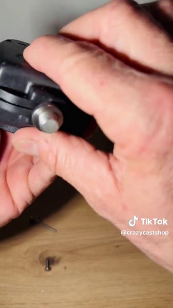 Petit tuto pour installer une pile sur un détecteur Carp Sounder 🎣🔋 Toujours vérifier avant une session 😏 Qui utilise ces détecteurs ?#carpfishing #carpe #fishing #crazycast