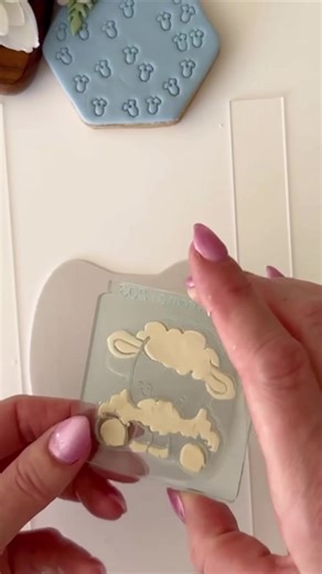 Oh Baby, what will your ‘Baby Theme WHATS In The Box’ have in it?! I’d be excited to get mine! 🤩 And we are excited for you to get yours, create some amazingness and send us loads of photos! & Tag us! 😜 Products: • Stamp & Cut Double Up Embosser Sheep Handmade • Octagon Stamp It Mini Baby Symbols Handmade • Embosser Stamp Mini Geometric Leaves Handmade • Stamp & Cut Double Up Embosser Baby Toys Handmade • Cookie Cutter Hexagon Huge 12cm Handmade #cuttercraft #cookie #cookies #fondant #embossed