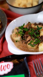 Mam nadzieję, że spędziliście święta w ciepłej rodzinnej atmosferze, wśród śmiechów, ciekawych rozmów i ulubionych zapachów oraz smaków! 🎄 Uwielbiam ten czas i zawsze długo na niego czekam, jednak świąteczny gwar może zmęczyć. 😮‍💨 Dlatego dzisiaj przychodzę do Was z łatwym przepisem na pyszny obiad! Kopytka w sosie grzybowym to doskonała propozycja po świętach – możliwe, że zostało Wam trochę grzybów, które śmiało możecie wykorzystać do przepisu. Mięciutkie kopytka doskonale grają z aromatycz