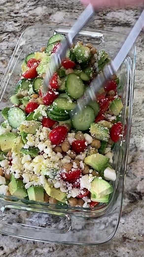 Sabrosa Ensalada Gourmet Fácil de PrepararIngredientes 4 Pepinos2 Taza garbanzos cocidos1 1/2 Tazas tomates cherry 1 Aguacate1 Taza queso feta1/2 Taza aceite de oliva1 Cucharada pimientaSal al gusto.Una ensalada muy nutritiva, fácil y sencilla de preparar.Comenzaremos cortando en rodajas los pepinos, los ponemos en un recipiente, para después agregar los tomates bien lavados y cortados por mitad, seguimos vaciando los garbanzos, el aguacate cortado en cubitos, el queso feta, la pimienta, el,acei