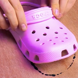 23K views · 40 reactions | Este maestro restauraba Crocks y fabricaba alfileres personalizados con latas de aluminio. | Ideas en 5 minutos Niños | Facebook