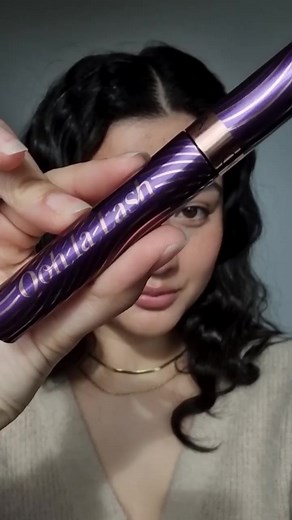 Say goodbye to harsh makeup removers and hello to uncomplicated makeup removal! 😍💦 Check out how @alexandra_chaix is blown away by how easy it was to remove - just use warm water and it comes right off! 🙌🏼 No more rubbing and tugging at your delicate eye area, this mascara removes effortlessly without leaving any residue. If you're looking for a mascara that not only gives you incredible lashes but is also easy to remove, you need to try Ooh La Lash Lenght &Lift Tubing Mascara! #ZOEVA #oohla