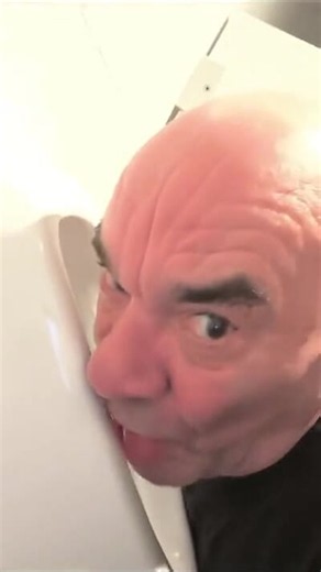 Andreas Conrads commande un garçon pour un blowjob sale aux toilettes