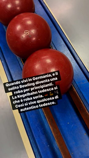 La pista di Kegeln (Kegelbahn in tedesco) si trova solitamente in piccoli bar o ristoranti. Si raggiunge spesso con una scala nascosta, e lì, nel seminterrato, nascosto agli occhi di tutti, ma accessibile a tutti in realtà, due binari di legno rotto, dove palline di 16 cm di diametro rotolano decine di migliaia di volte e scavano i loro solchi in un'atmosfera elettrica mentre le bottiglie di birra si moltiplicano sui tavoli. Che serate spettacolari in Germania. 🇩🇪 🎳 | Ma lo sapevate che in Ge