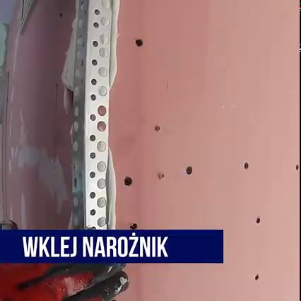 Jak szybko przykleić narożniki? Jakie macie patenty? Ze ŚMIGiem C-50 to baaaaardzo proste! Nakładasz gotową masę, wklejasz narożnik, wykańczasz i gotowe 💥💥💥 Bez rozrabiania, bez pyłu, czysto i szybko, bez marnowania czasu na przygotownie zaprawy! Przy tym masz pewność, że połączenie jest wyjątkowo mocne, bo ŚMIG C-50 jest bardzo mocny! 💪💪💪 Nigdy też nie będziesz musiał wyrzucać niewykorzystanej zaprawy! Wystarczy szczelnie zamknąć opakowanie i użyć C-50 później. ŚMIG C-50 to bardzo dobry j