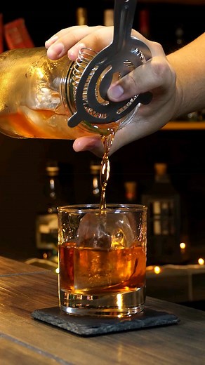 Rum negroni🎄 • 2 Oz de Campari 🍷 • 2 Oz de @roncihuatan Obsidiana 🥃 • 1 Oz de Gin 🌱 En. • 2 Oz Campari 🍷 • 2 Oz of @roncihuatan Obsidian 🥃 • 1 Oz of Gin 🌱 #cocktails #cocktailrecipe #christmas #christmas🎄 #christmas🎄🎅🎁 #christmastime #christmastree #christmas #christmasgram #christmassy #christmasmood #christmasvibes #christmasday #instagood #yummy #cocktail #recipes #garnish #bartenders #cocktailcommunity #craftedmixology #drinks | Atelier Medina