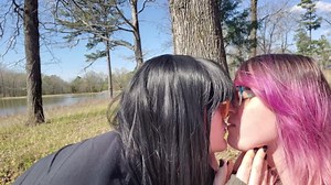 Goth, trans-mädchen bekommt ihren schwanz draußen von trans goth-freundin gelutscht