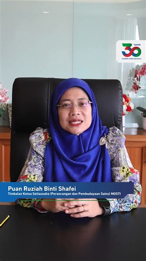 Sejak penubuhannya, ASM telah memupuk bakat, melahirkan pemimpin sains dan membina kapasiti modal insan yang terbaik untuk mengukuhkan ekosistem STIE negara. Mari bersama dengarkan ucapan oleh Timbalan Ketua Setiausaha (Perancangan dan Pembudayaan Sains), Puan Ruziah Shafei sempena ulang tahun ASM ke-30. Kementerian Sains, Teknologi dan Inovasi (MOSTI) #ASM30Tahun #AkademiSainsMalaysia #MOSTI | Akademi Sains Malaysia