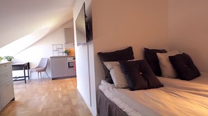 Trendikkäästä boutique-aparthotellistamme Tukholman Brommassa löydät taatusti itsellesi sopivan majoituksen! Soolomatkalla? 🙋 Valitse videolla näkyvä studio-huone! Reissussa perheen kanssa? 👶 Kohteessa jopa 6 hengen huoneistoja! Ja kaikissa huoneissa luonnollisesti täysin varustellut keittiöt! Lue lisää: https://bit.ly/2yIg1D1 | Forenom
