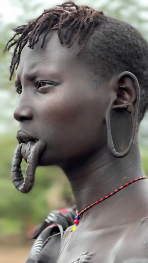 Afriupdate News on Instagram: "“kitchoga” Suri’s body scarification, these are the most common decorative scar’s patern on chest, over breasts and upper arms. Video Credit: 📷 @omovalleytours . . . . .. #wisdom #knoweldge #omovalley #Ethiopia #daserselection #dassanech #etiopia #natgeoethiopia #natgeoyourshot #thephotosociety #natgeoethiopia #african -portraits #ig_respect #tufotonatgeo #eyesofchildrenaroundtheworld #afriupdate"